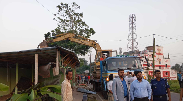 হালদা পাড়ের ১০ স্থাপনা উচ্ছেদ, জরিমানা ২ লাখ